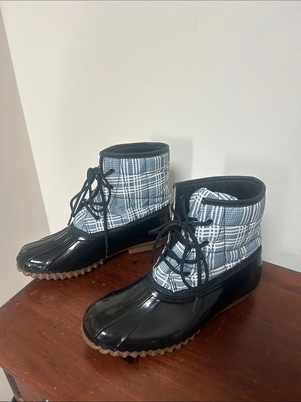 Women’s Black and Blue Plaid Lace-Up Duck Boots size 7